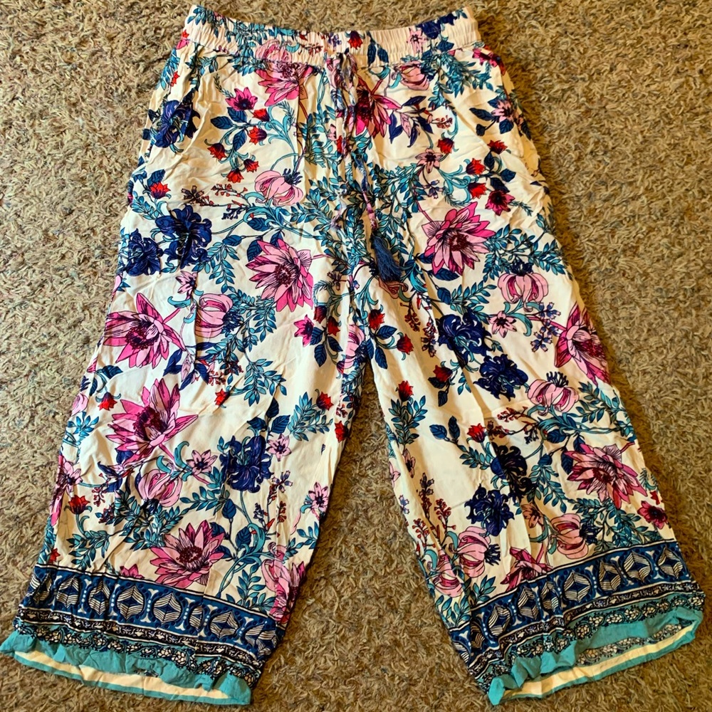 Floral cropped pants